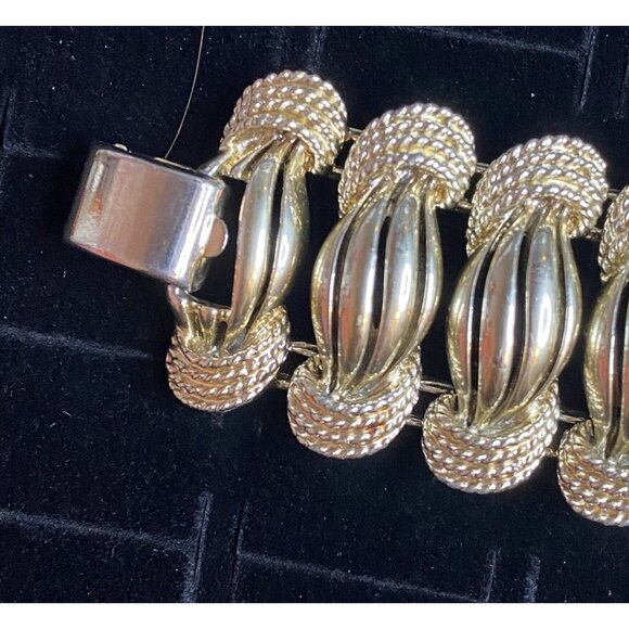 Vintage Coro Silver7.5" Gold-Tone Link Bracelet With Textured Oval Design & Fold - Picture 5 of 6